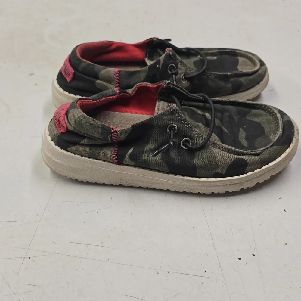 Hey Dude Kids Camouflage with Pink‎ Accents Size 9